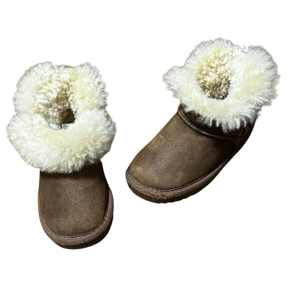Girls Uggs anilmal print shearling suede size 8/9